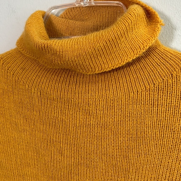 100% baby alpaca wool Peruvian sweater in goldenrod yellow - Picture 2 of 11